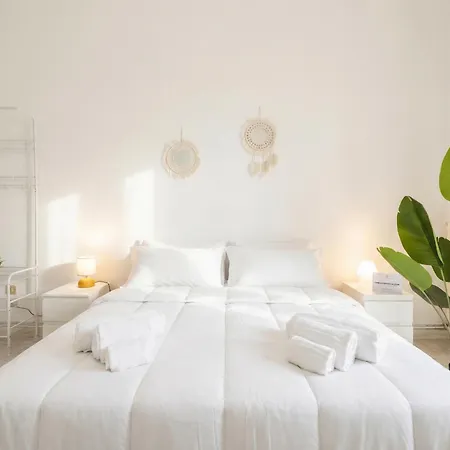 Cozy Romantic Loft- Cialdini 21 Apartment